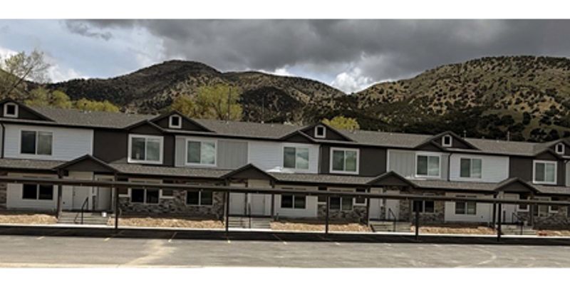 Morgan Townhome: 700 E Diane's Way