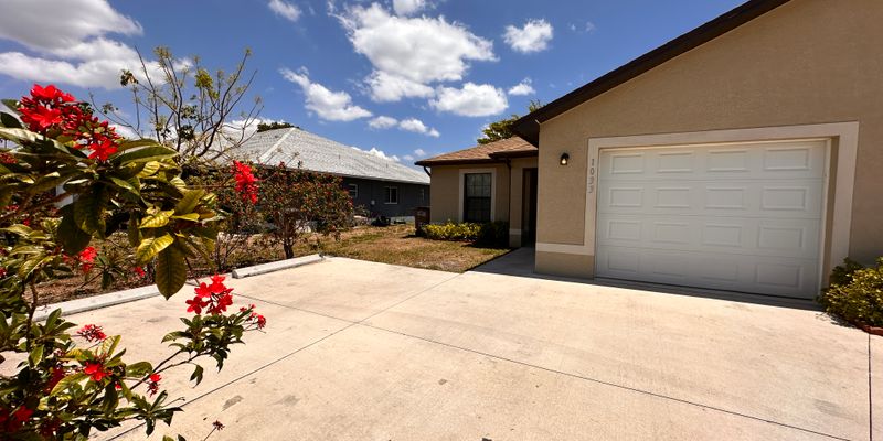 Cape Coral House: 1033 SE 12th St