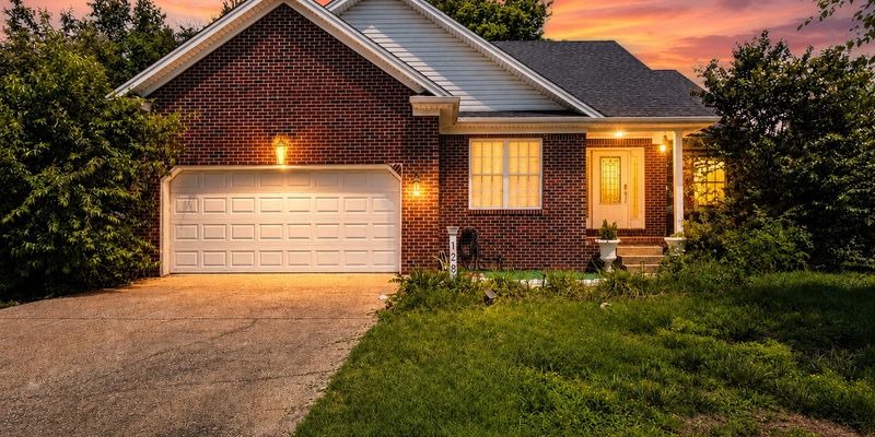 Bowling Green House: 1284 Trillium Ln