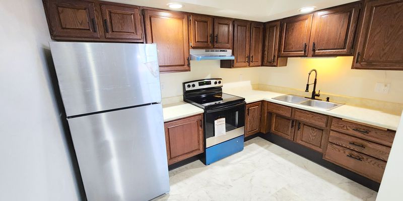 Iron Mountain Apartment: 400 Fairbanks St