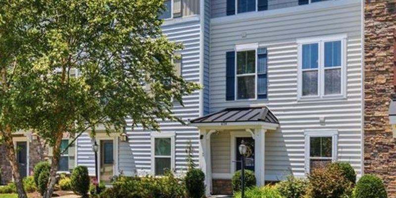 Smithfield House: 404 Spring Hill Pl
