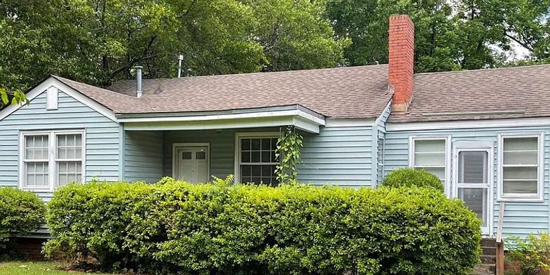 Montgomery House: 328 Monette St
