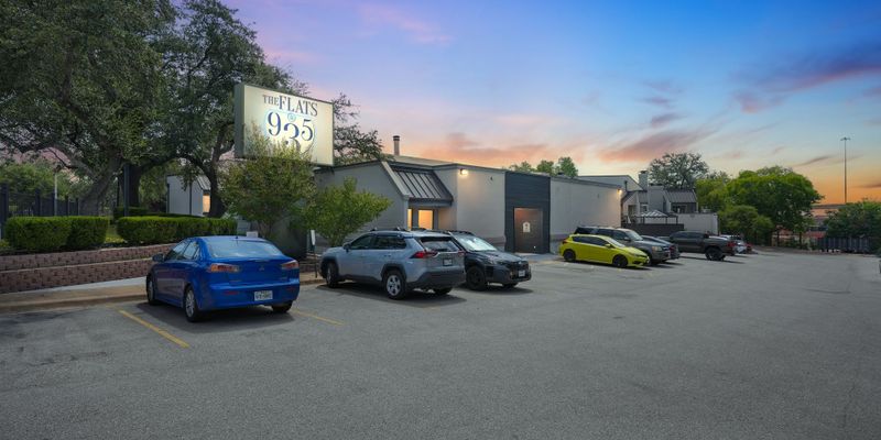 Austin House: 935 La Posada Dr