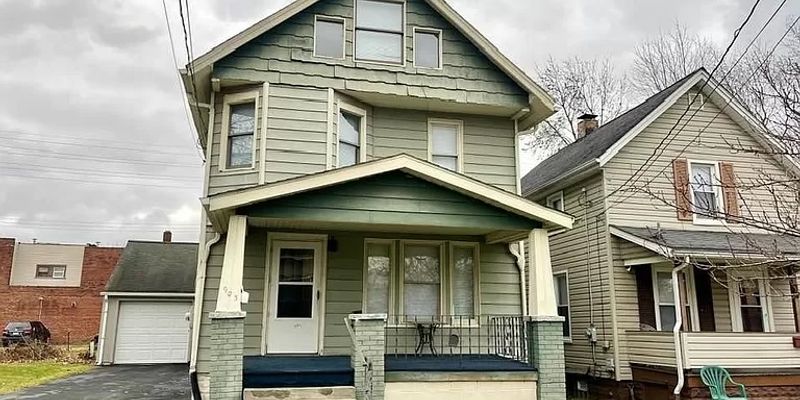 Akron House: 903 Clay St