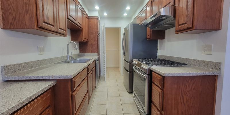 Oxnard House: 256 W Vineyard Ave