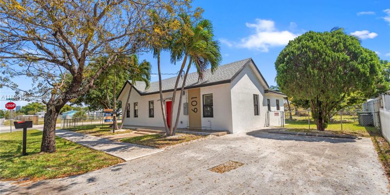 Hallandale Beach House: 601 SW 1st St