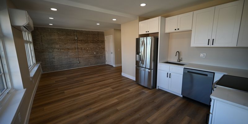 Jackson Apartment: 208 S Jackson St