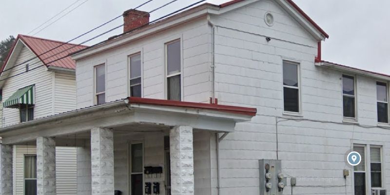 Maysville Apartment: 215 Bridge St