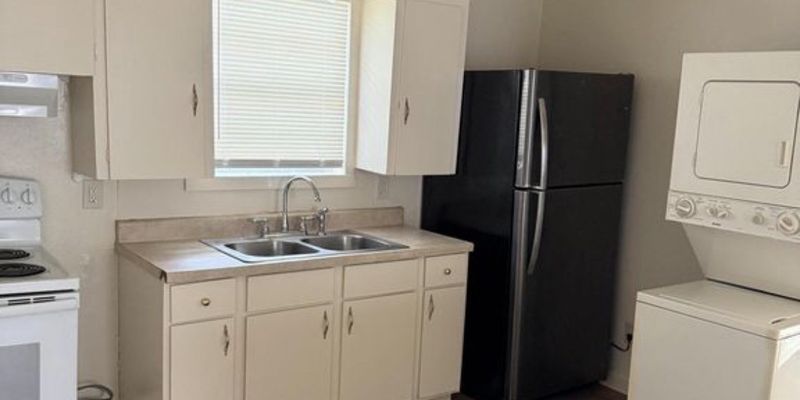 Lafayette House: 1039 St Charles St