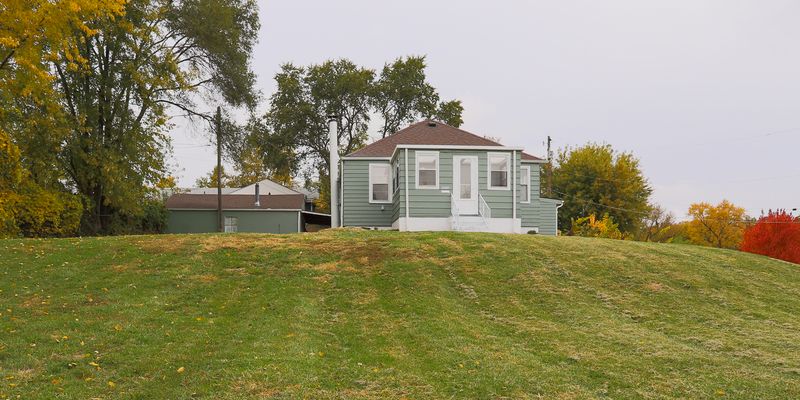 Omaha House: 3340 Forest Lawn Ave