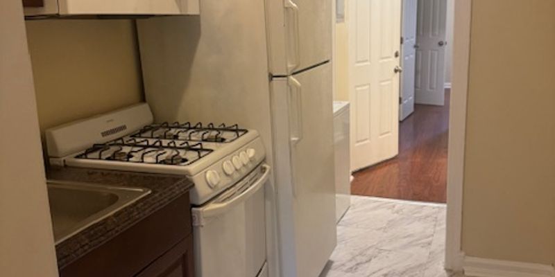 Washington Apartment: 1106 Queen St NE