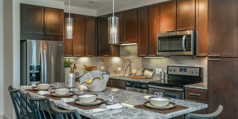 Houston Apartment: 913 Piney Point Rd