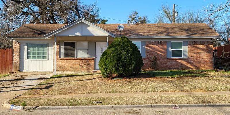 Dallas House: 9605 Grady Ln