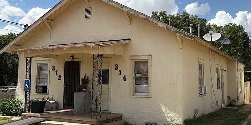 Clovis Apartment: 314 E 9th St