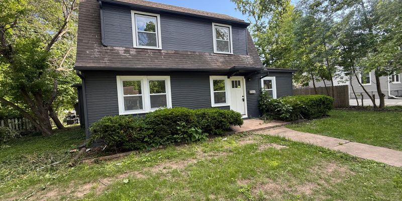Blue Springs House: 1707 SW Walnut St