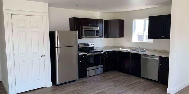 warden Apartment: 802 W 3rd St