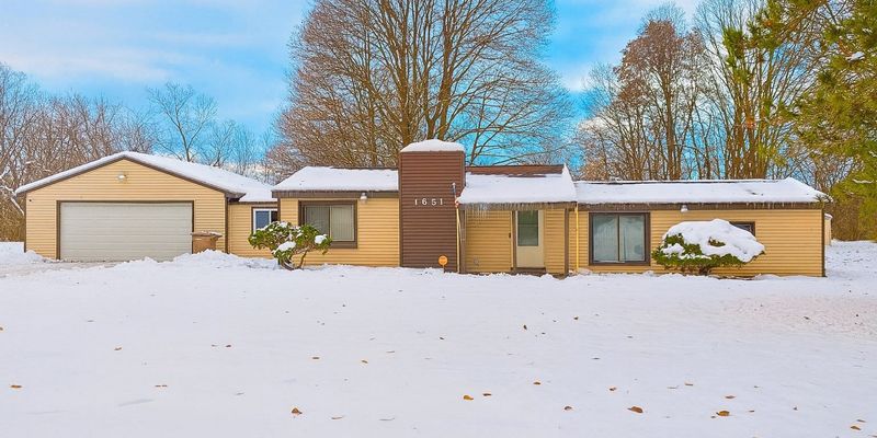 Pontiac House: 1651 Stirling Ave