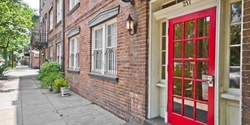 Savannah House: 217 Abercorn St