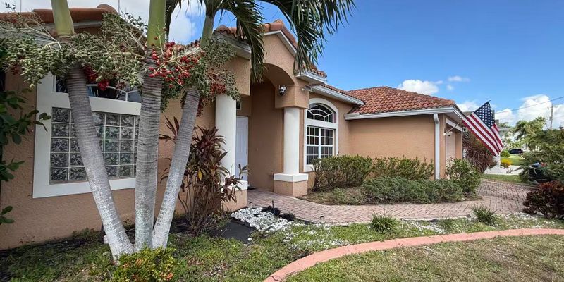 Cape Coral House: 409 SW 8th St