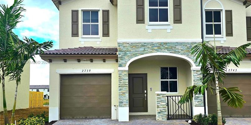 Homestead Townhome: 2739 SE 25th Ave