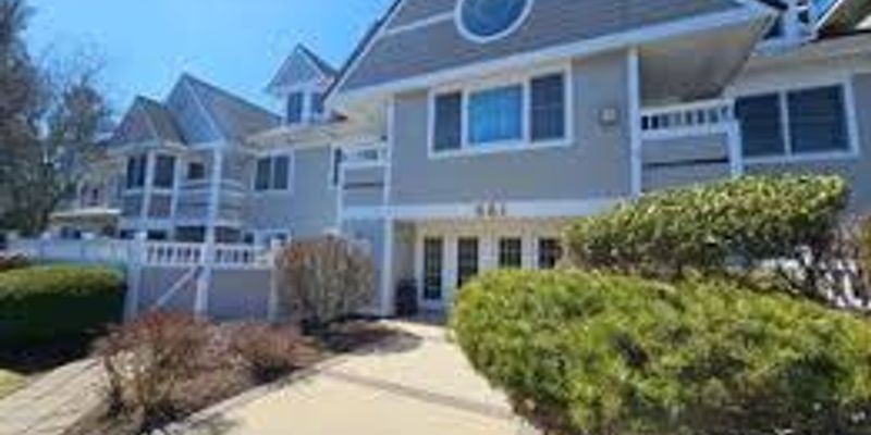 Lexington House: 661 Lowell St