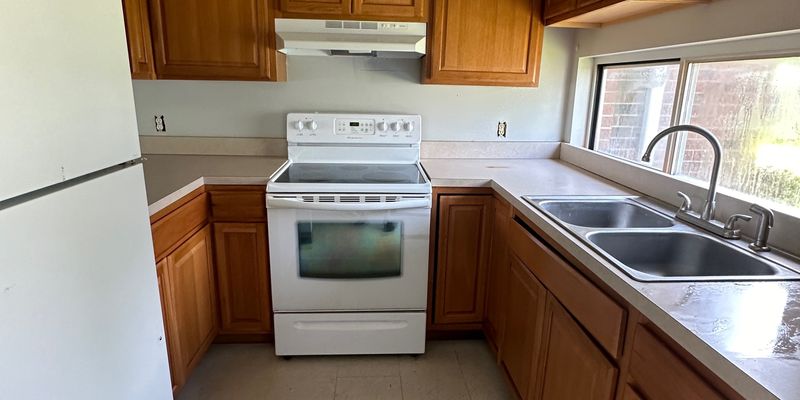 Jamestown House: 4 Clemens Ave