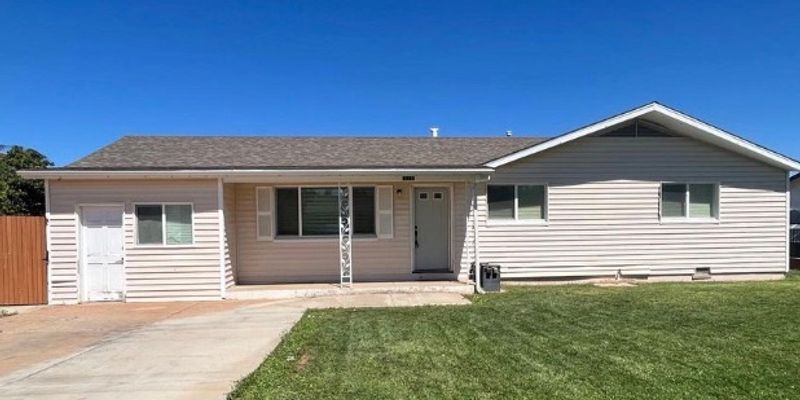 Snowflake House: 274 W Spruce Ln