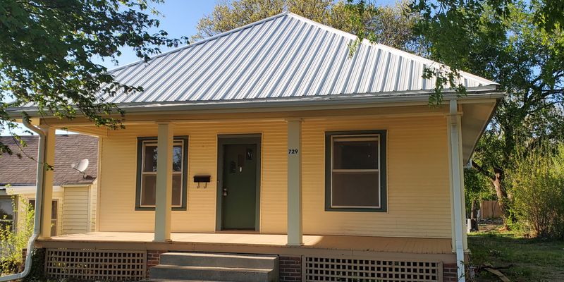 Clay Center House: 729 Blunt St