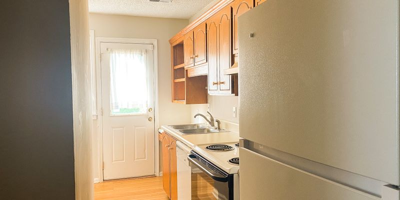 Columbia Apartment: 1843 Devine St
