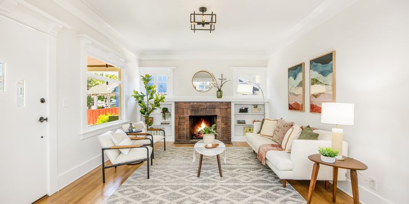 Los Angeles House: 407 Benton Wy