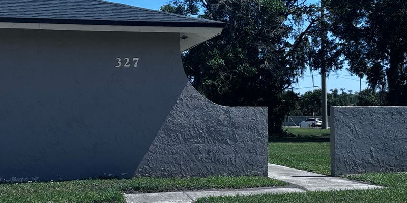 Kissimmee House: 327 Dundee Dr