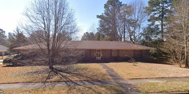 Clinton House: 202 McDonald Dr