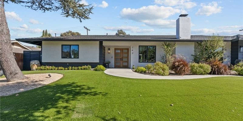 Thousand Oaks House: 240 W Gainsborough Rd