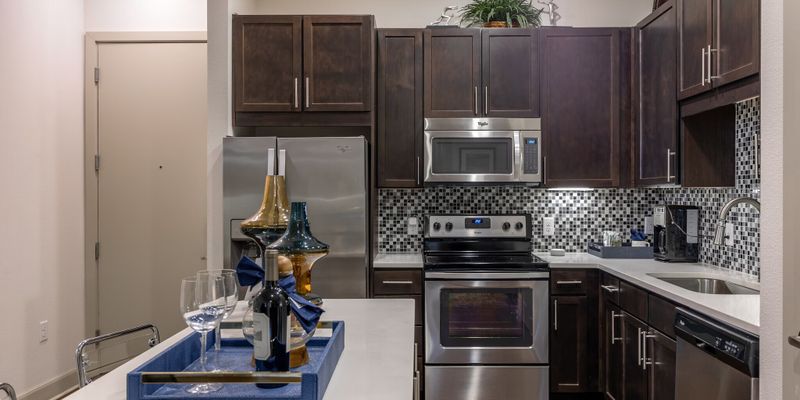 Houston Apartment: 14401 Mackilsee Ln
