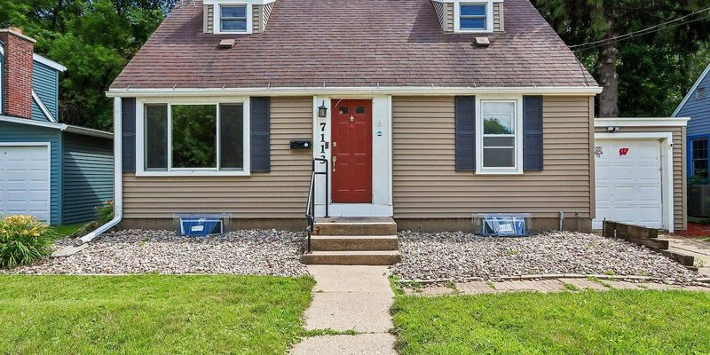 Middleton House: 7113 South Ave