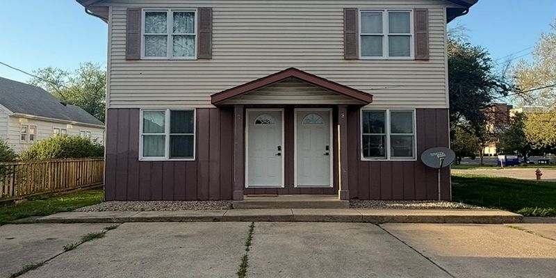 Effingham Apartment: 801 W St Anthony Ave