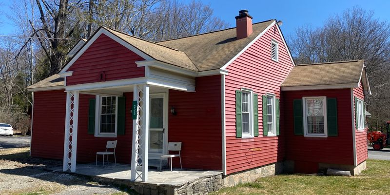 Cresco House: 225 Cottage Ln