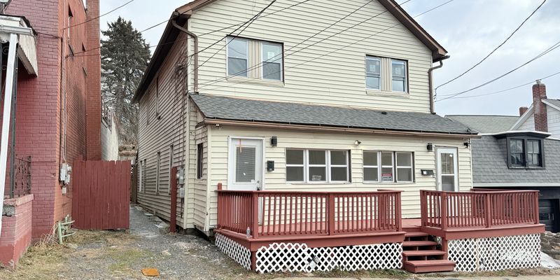 Plymouth House: 212 Center Ave