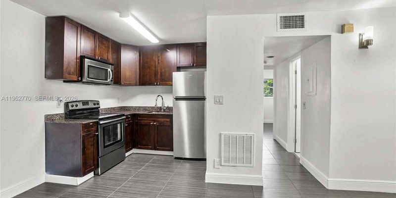 Dania Beach Apartment: 37 SW 14th St