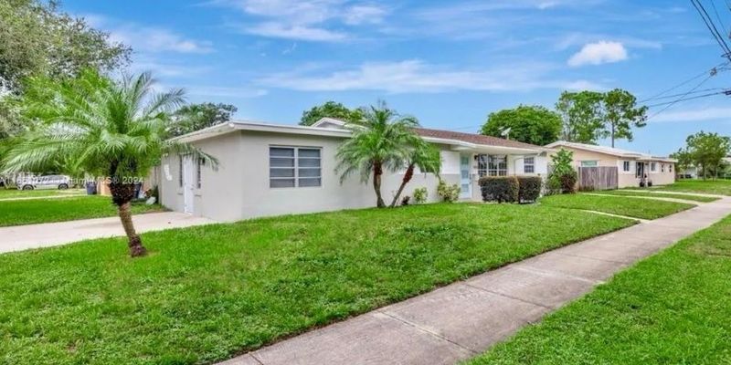 Hollywood House: 3300 N 67th Ave