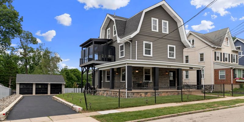 Ardmore Apartment: 660 Loraine St