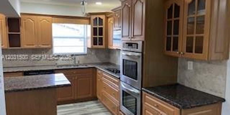 Hollywood House: 240 N 70th Way