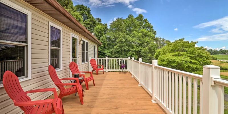 Mills River House: 61 Cornhusk Trail