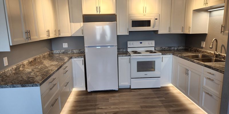 Litchfield Apartment: 910 E 2nd St