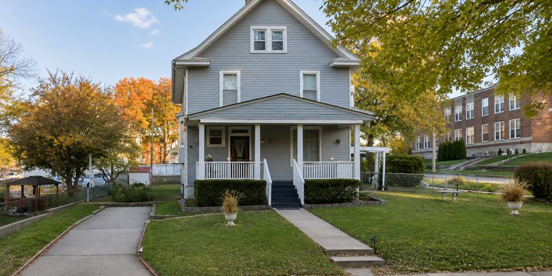 Leavenworth House: 1033 4th Ave