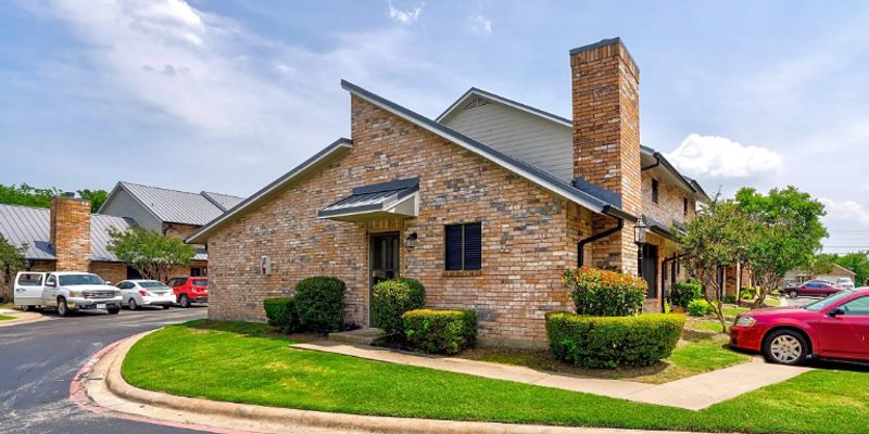 Greenville Apartment: 3000 Webb Ave