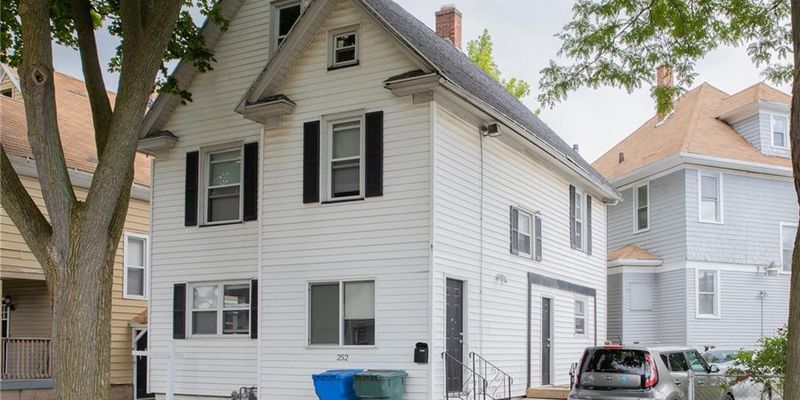 Rochester House: 252 Cottage St