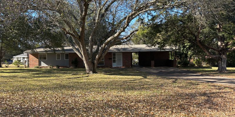 Montgomery House: 3648 Thomas Ave