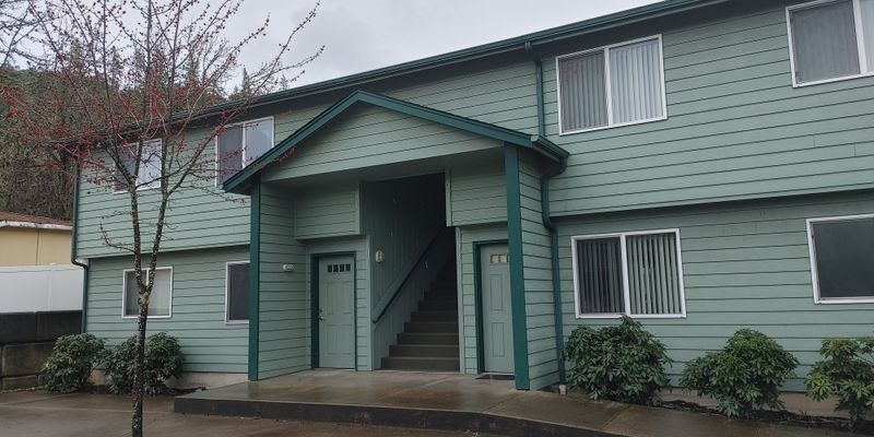 Roseburg Apartment: 113 NE Timberlake St