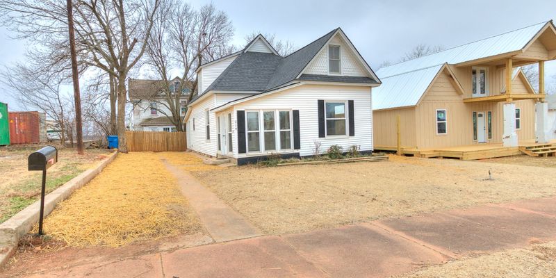 Chandler House: 219 W 9th St